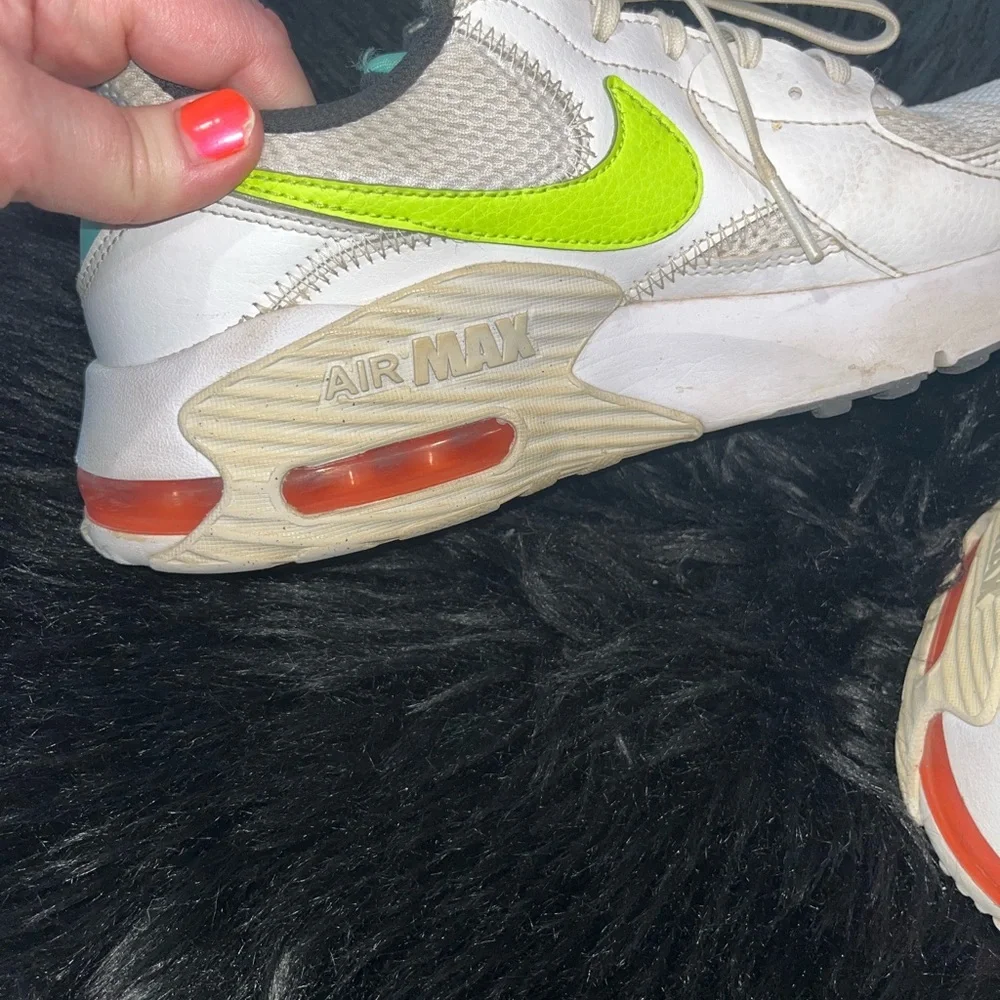 Nike Shoe with Neon Green Insole and Black Lining Women’s 8.5